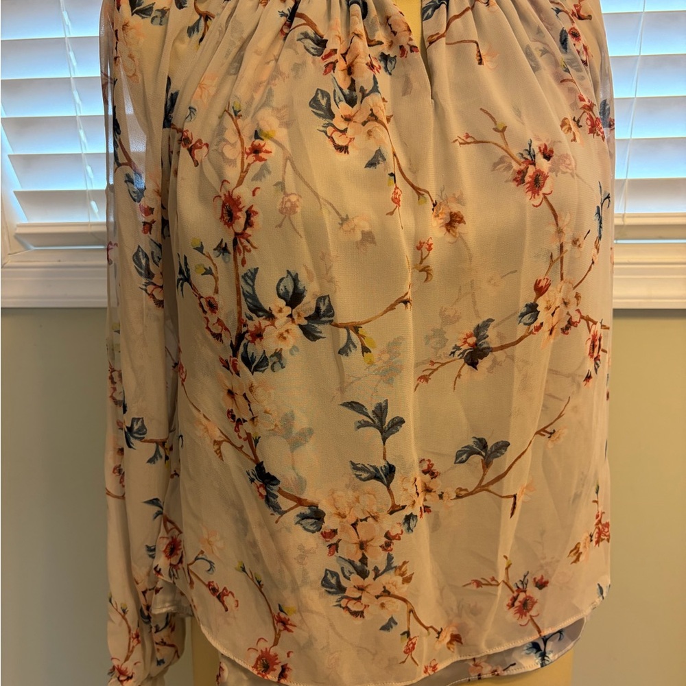 💥 Gorgeous WHBM Floral Blouse with Fitted Neckline - Picture 9 of 10